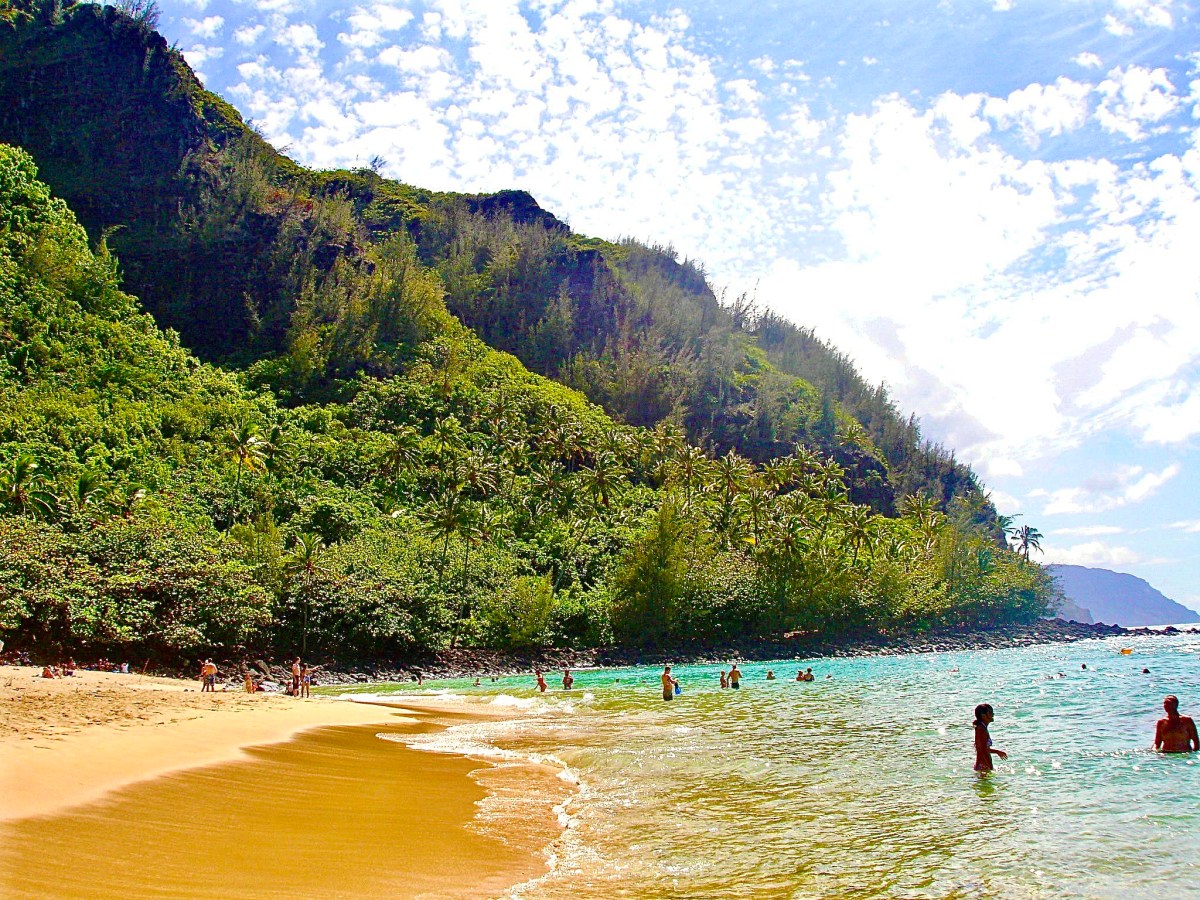 A COMPLETE GUIDE TO THE STUNNING HANAKAPIAI FALLS TRAIL IN&nbsp;HAWAII