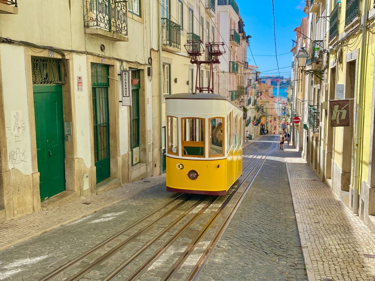 A FREE TRAVEL GUIDE TO VISIT LISBON IN PORTUGAL